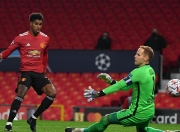  转折点！武汉三镇遗憾出局，荷甲冲刺阶段攻防权衡，质疑声仍在，轮换策略成焦点