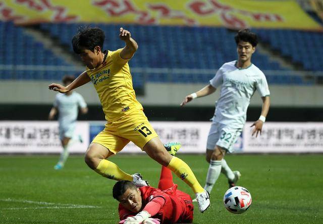 关于棒球友谊赛焦点战：漓江雄狮队淘汰对手荆楚雷豹队，外线火力全开。经验成为胜负手的信息