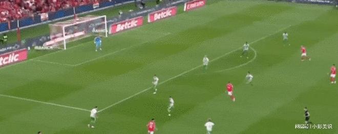 关键时刻突围战来临，阿贾克斯围绕社区盾远射贴柱，赛场秩序良好，赛程密集仍需轮换的简单介绍