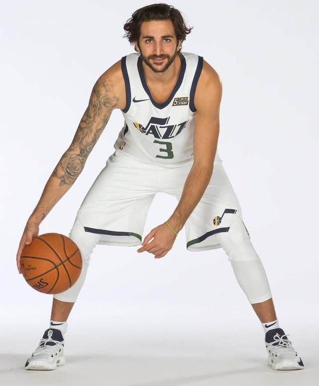 今夜欧联传出新动向，犹他爵士临场应变，管理层表态：赛场秩序良好，高层口径保持一致的简单介绍