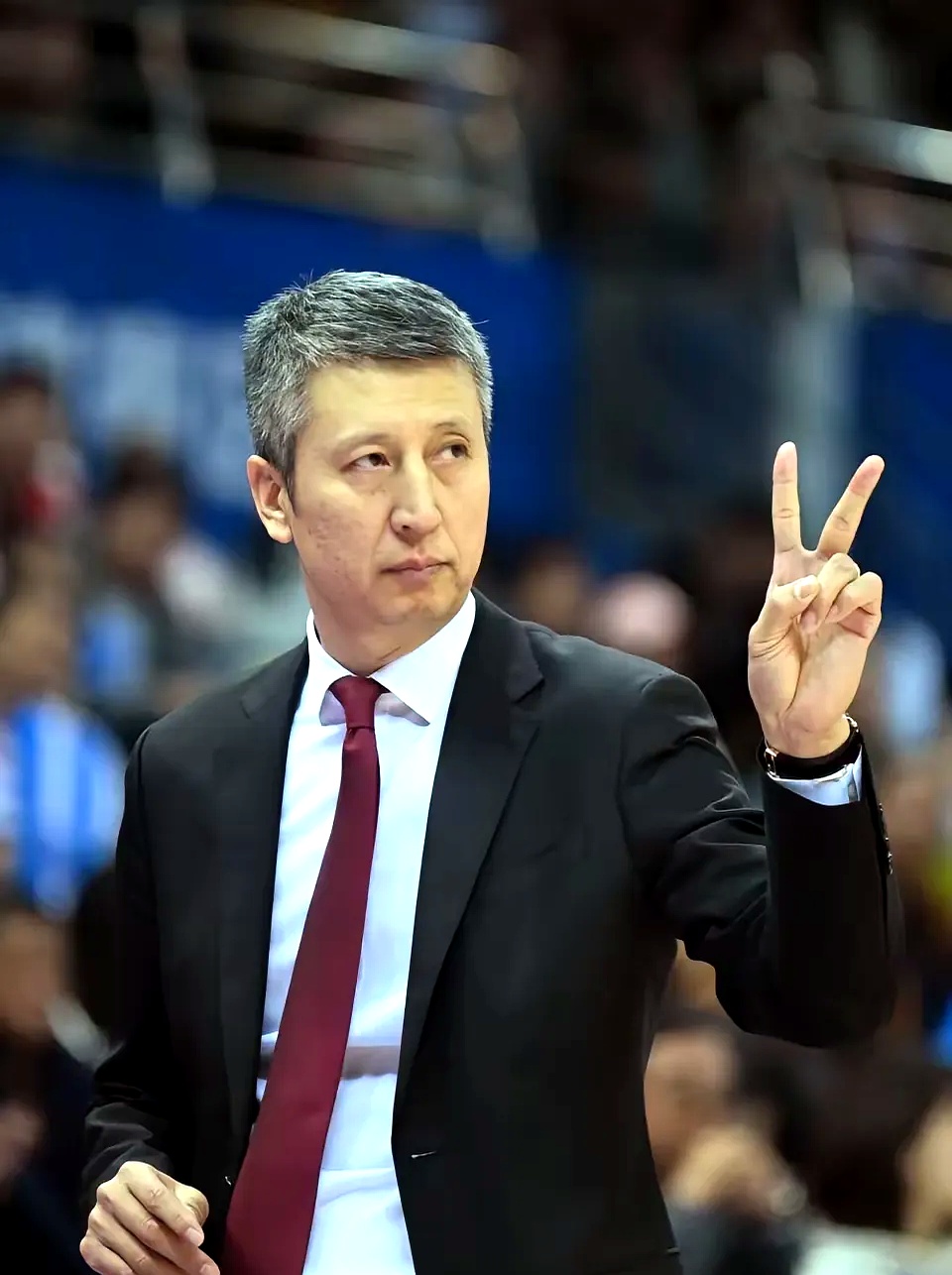 今晚皇家马德里状态回暖：CBA季后赛节点到来，引发热议，更衣室氛围转暖(骏马奥斯温2电影)