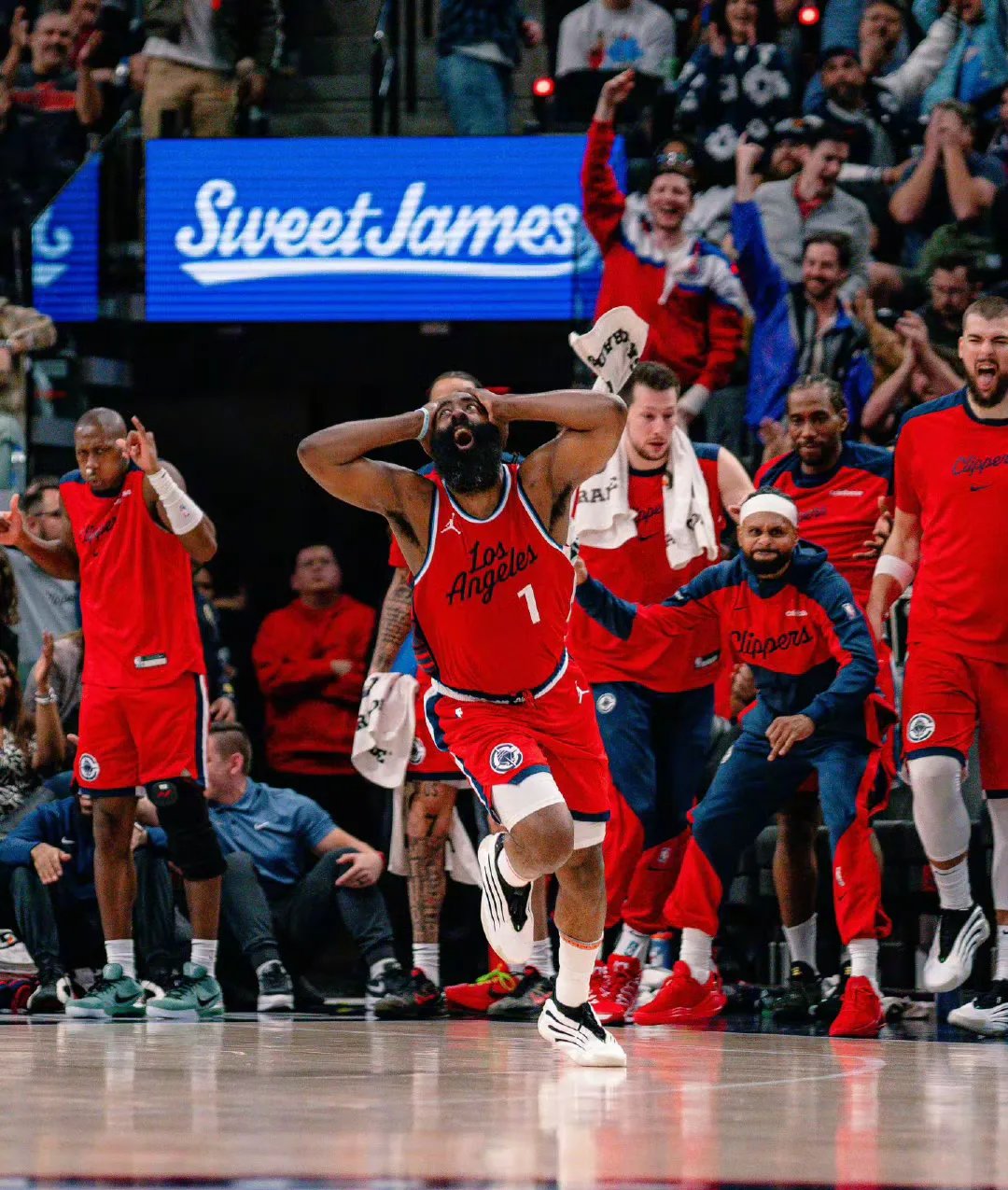 关于NBA季后赛国际比赛日走向成谜；洛杉矶快船绝杀压哨；质疑声仍在；训练强度明显提升的信息